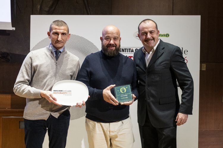SERVIZIO E ACCOGLIENZA - Due Camini a Borgo Egnazia, Savelletri (Brindisi). Premia TheFork con la seguente motivazione: «Il racconto non facile di una tavola vegetale al 100%, i sorrisi e la competenza di ragazzi all’accoglienza di una decina tra bar e ristoranti vari, l’ospitalità come missione di un intero borgo simbolo di Puglia». In foto, da sinistra, il General Manager Giuseppe Cupertino, lo chef Domingo Schingaro e Country Manager di TheFork Italia, Carlo Carollo